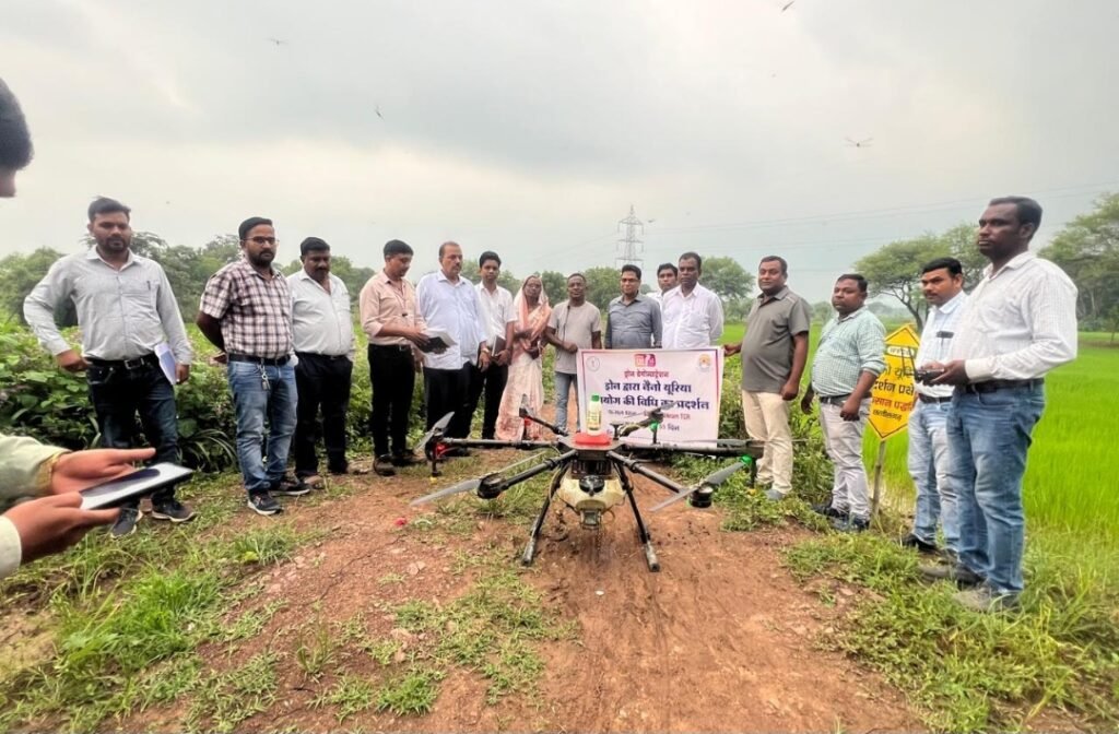 सक्ती जिले के ग्राम पतेरापाली में नैनो यूरिया का ड्रोन द्वारा छिड़काव का किया प्रदर्शन .. Kshiti Technologies