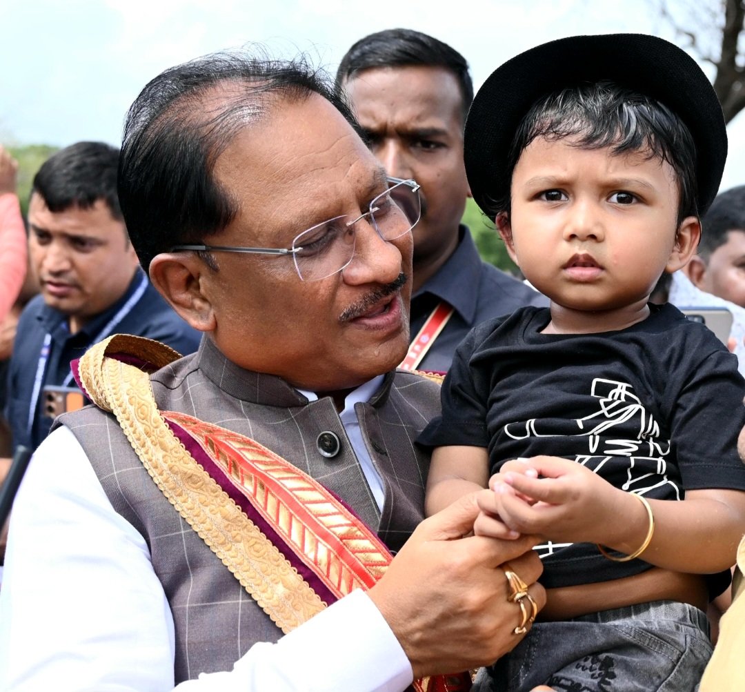 सरल और सहज मुख्यमंत्री विष्णु देव साय का दिखा अपनत्व, नन्हे इवान को गोद में लेकर किया दुलार .. Kshiti Technologies सरल और सहज मुख्यमंत्री विष्णु देव साय का दिखा अपनत्व, नन्हे इवान को गोद में लेकर किया दुलार .. Kshiti Technologies