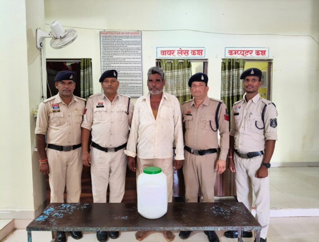 हसौद पुलिस की बड़ी कार्रवाई: अवैध शराब के तीन प्रकरण, 33 लीटर कच्ची महुआ शराब जब्त, 3 आरोपी गिरफ्तार .. Kshiti Technologies हसौद पुलिस की बड़ी कार्रवाई: अवैध शराब के तीन प्रकरण, 33 लीटर कच्ची महुआ शराब जब्त, 3 आरोपी गिरफ्तार .. Kshiti Technologies