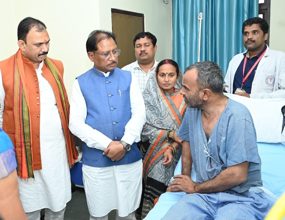 मुख्यमंत्री साय ने एम्स रायपुर में भर्ती विशंभर यादव, नीलू गुप्ता का जाना कुशलक्षेम : विशंभर यादव और नीलू गुप्ता को इलाज के लिए 5-5 लाख की दी आर्थिक सहायता .. Kshiti Technologies