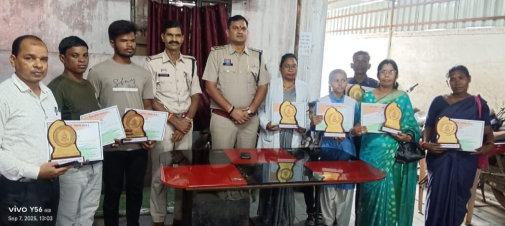 छाल और जूटमिल पुलिस ने शिक्षकों, छात्रों और समाजसेवियों को किया सम्मानित .. Kshiti Technologies