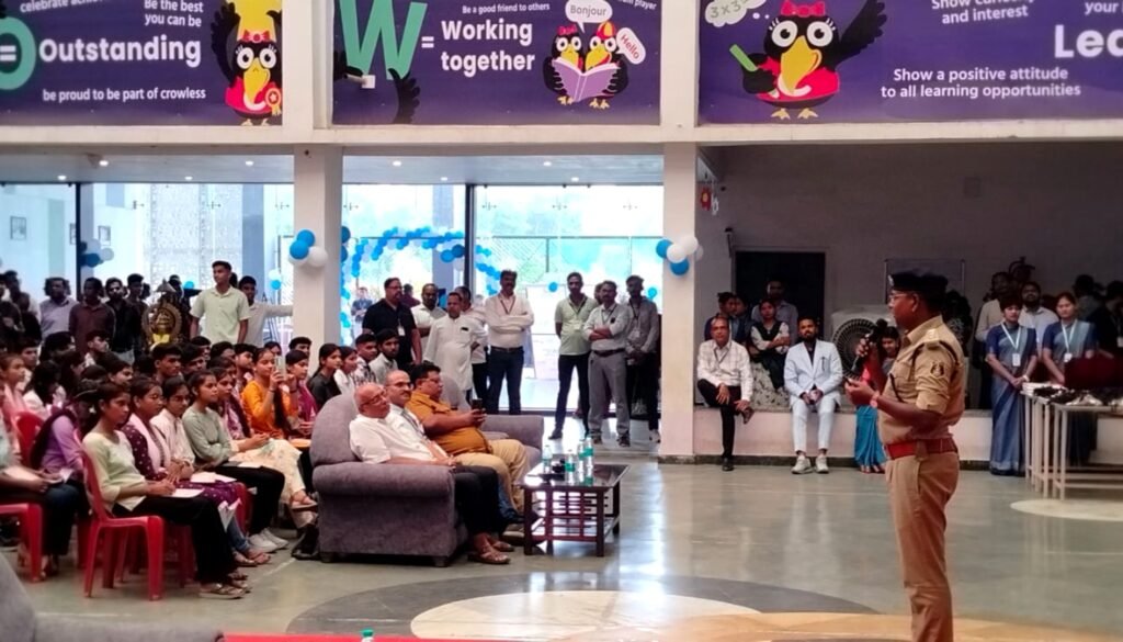 वैदिक स्कूल के मेधावी छात्र सम्मान समारोह में डीएसपी साइबर अनिल विश्वकर्मा ने दिया साइबर सुरक्षा का संदेश .. Kshiti Technologies