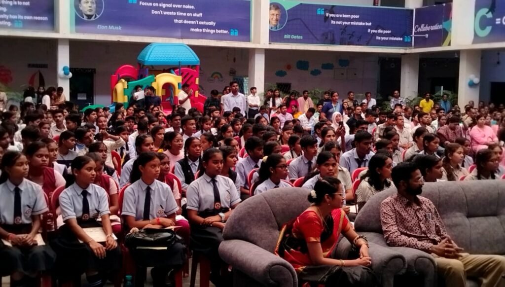 वैदिक स्कूल के मेधावी छात्र सम्मान समारोह में डीएसपी साइबर अनिल विश्वकर्मा ने दिया साइबर सुरक्षा का संदेश .. Kshiti Technologies