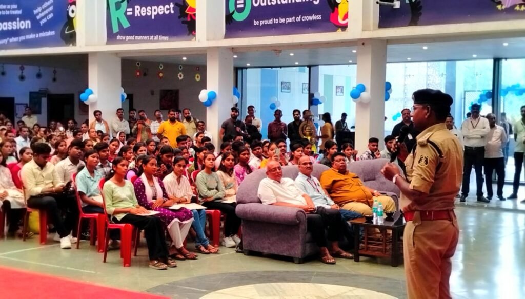 वैदिक स्कूल के मेधावी छात्र सम्मान समारोह में डीएसपी साइबर अनिल विश्वकर्मा ने दिया साइबर सुरक्षा का संदेश .. Kshiti Technologies