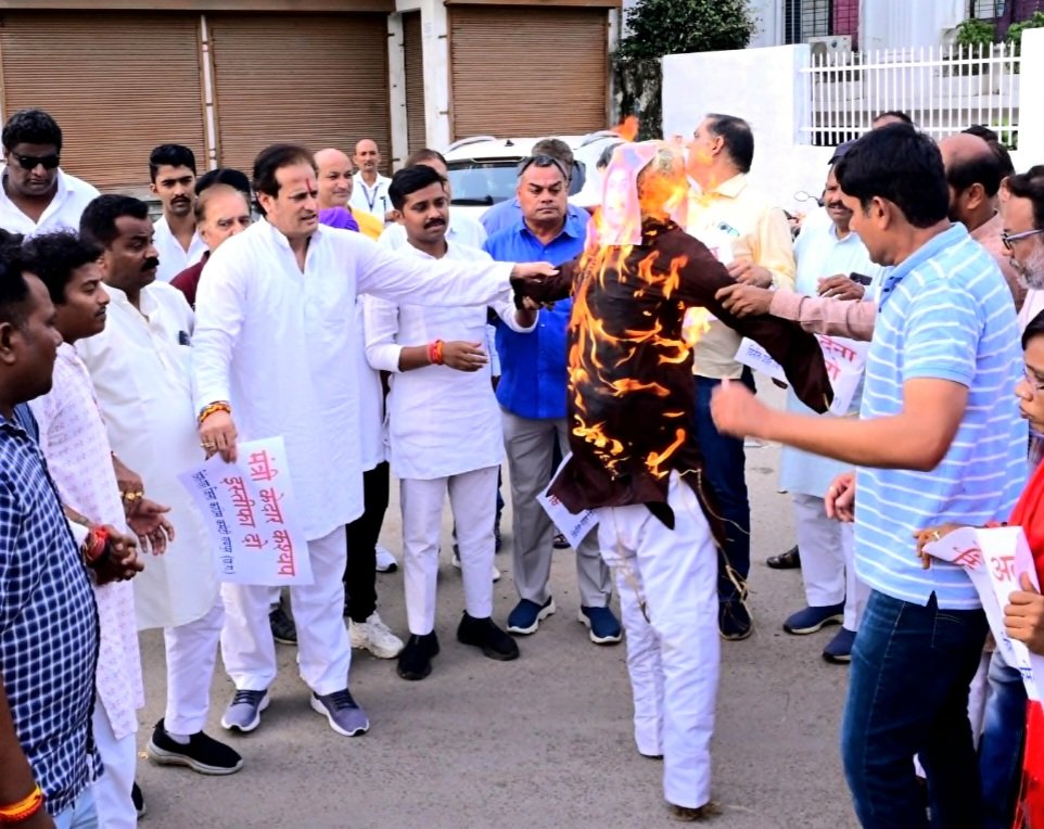 मंत्री केदार कश्यप के खिलाफ कांग्रेस ने किया पुतला दहन, मांगा इस्तीफा .. Kshiti Technologies मंत्री केदार कश्यप के खिलाफ कांग्रेस ने किया पुतला दहन, मांगा इस्तीफा .. Kshiti Technologies