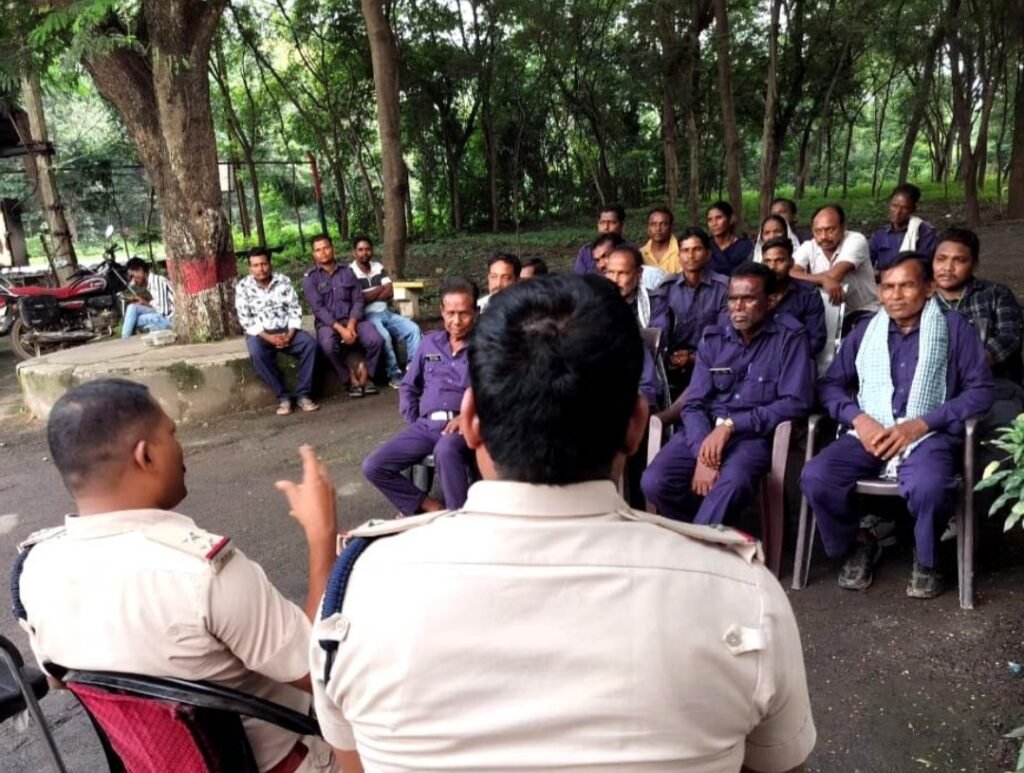 कोतवाली थाना प्रभारी ने ली थानाक्षेत्र के जनप्रतिनिधियों की बैठक, उत्कृष्ट कार्य करने वालों को किया सम्मानित .. Kshiti Technologies