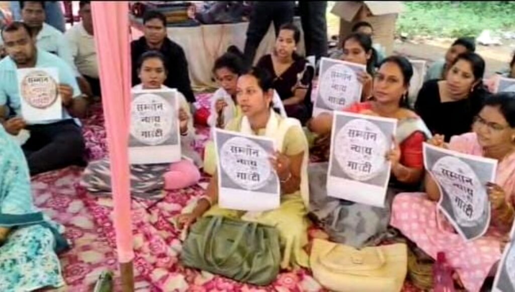 22nd day of strike of NHM employees in Sakti, got 'Respect, Justice, Guarantee' written on roti .. Kshiti Technologies 22nd day of strike of NHM employees in Sakti, got 'Respect, Justice, Guarantee' written on roti .. Kshiti Technologies