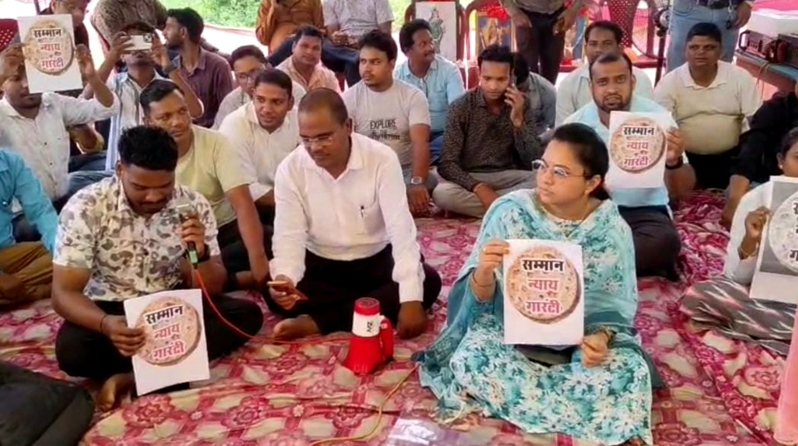 22nd day of strike of NHM employees in Sakti, got 'Respect, Justice, Guarantee' written on roti .. Kshiti Technologies 22nd day of strike of NHM employees in Sakti, got 'Respect, Justice, Guarantee' written on roti .. Kshiti Technologies