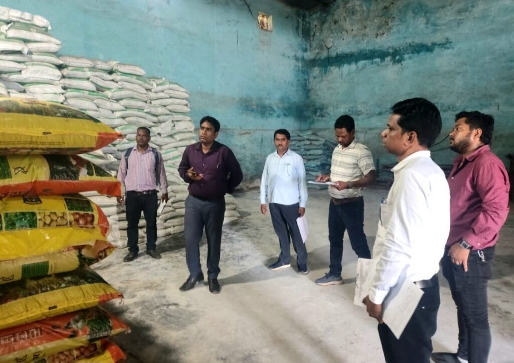 खाद की कालाबाजारी व अधिक कीमत पर बेचने वालों पर की जा रही कार्यवाही .. Kshiti Technologies खाद की कालाबाजारी व अधिक कीमत पर बेचने वालों पर की जा रही कार्यवाही .. Kshiti Technologies