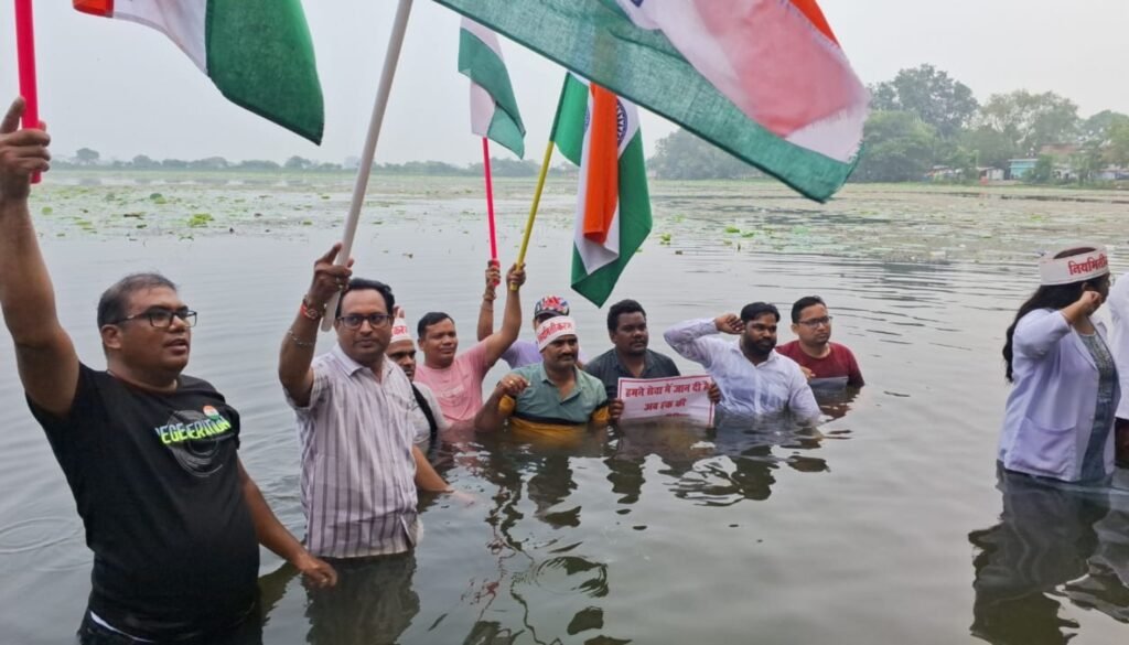 एनएचएम कर्मियों की हड़ताल 23वें दिन भी जारी, जल सत्याग्रह कर दी चेतावनी .. Kshiti Technologies एनएचएम कर्मियों की हड़ताल 23वें दिन भी जारी, जल सत्याग्रह कर दी चेतावनी .. Kshiti Technologies