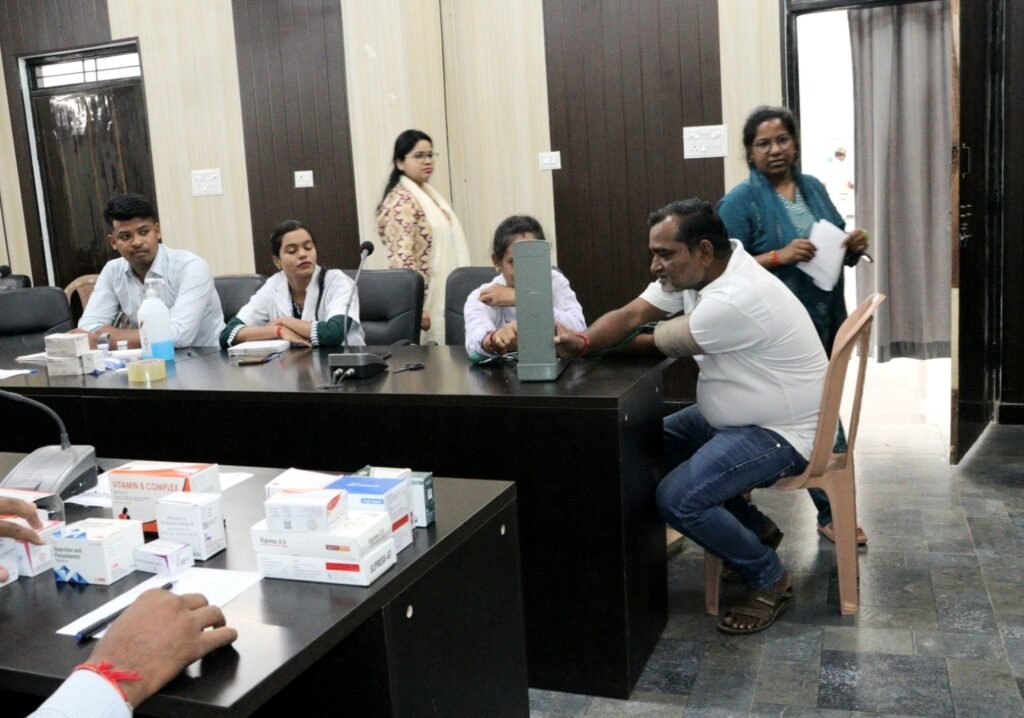 स्वास्थ्य विभाग द्वारा जिला पंचायत सभाकक्ष में अधिकारीयो कर्मचारियों के लिए विशेष स्वास्थ्य शिविर का किया गया आयोजन .. Kshiti Technologies