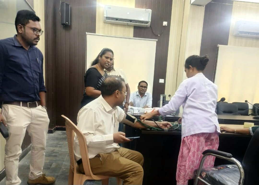 स्वास्थ्य विभाग द्वारा जिला पंचायत सभाकक्ष में अधिकारीयो कर्मचारियों के लिए विशेष स्वास्थ्य शिविर का किया गया आयोजन .. Kshiti Technologies