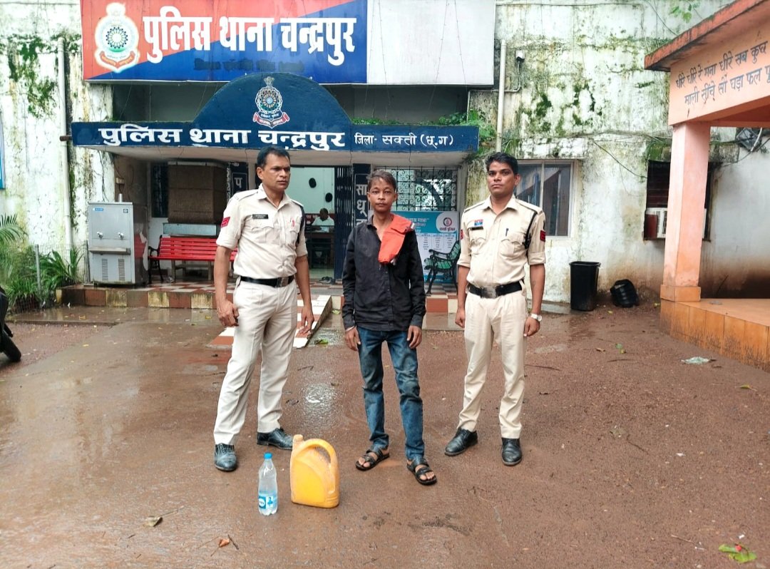 चन्द्रपुर पुलिस की बड़ी कार्रवाई: 06 लीटर कच्ची महुआ शराब के साथ आरोपी गिरफ्तार .. Kshiti Technologies