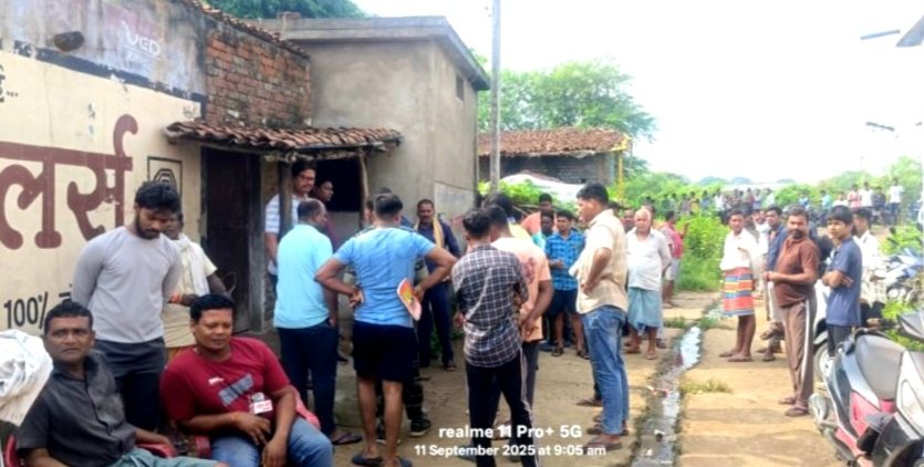 खरसिया में सनसनी – ठूसकेला राजीव नगर में एक ही घर से कई लाशें मिलने की संभावना .. Kshiti Technologies खरसिया में सनसनी – ठूसकेला राजीव नगर में एक ही घर से कई लाशें मिलने की संभावना .. Kshiti Technologies