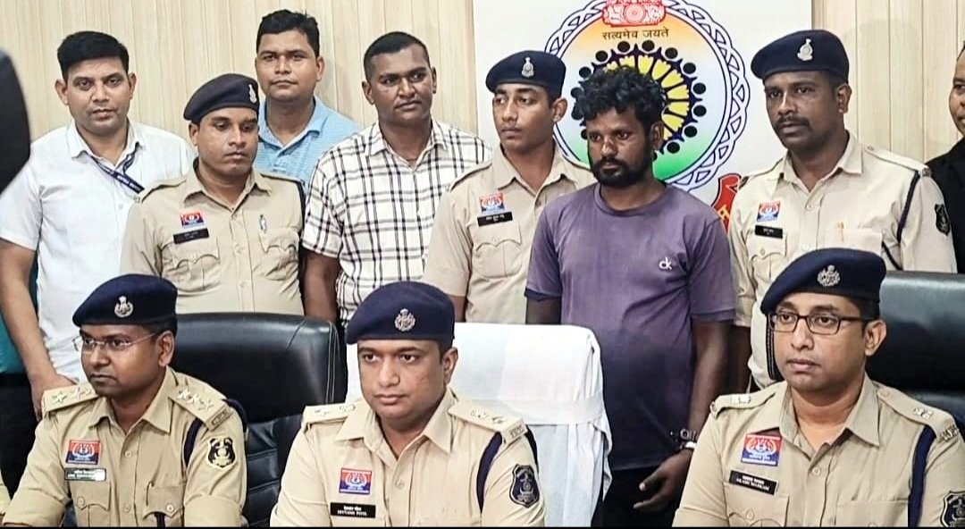 खरसिया ठुसेकेला हत्याकांड का पुलिस ने 48 घंटे में किया खुलासा, पड़ोसी और नाबालिग गिरफ्तार .. Kshiti Technologies खरसिया ठुसेकेला हत्याकांड का पुलिस ने 48 घंटे में किया खुलासा, पड़ोसी और नाबालिग गिरफ्तार .. Kshiti Technologies