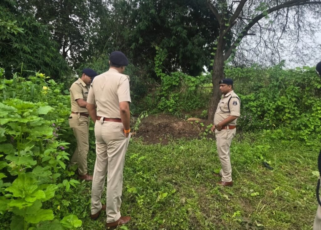 खरसिया ठुसेकेला हत्याकांड का पुलिस ने 48 घंटे में किया खुलासा, पड़ोसी और नाबालिग गिरफ्तार .. Kshiti Technologies खरसिया ठुसेकेला हत्याकांड का पुलिस ने 48 घंटे में किया खुलासा, पड़ोसी और नाबालिग गिरफ्तार .. Kshiti Technologies