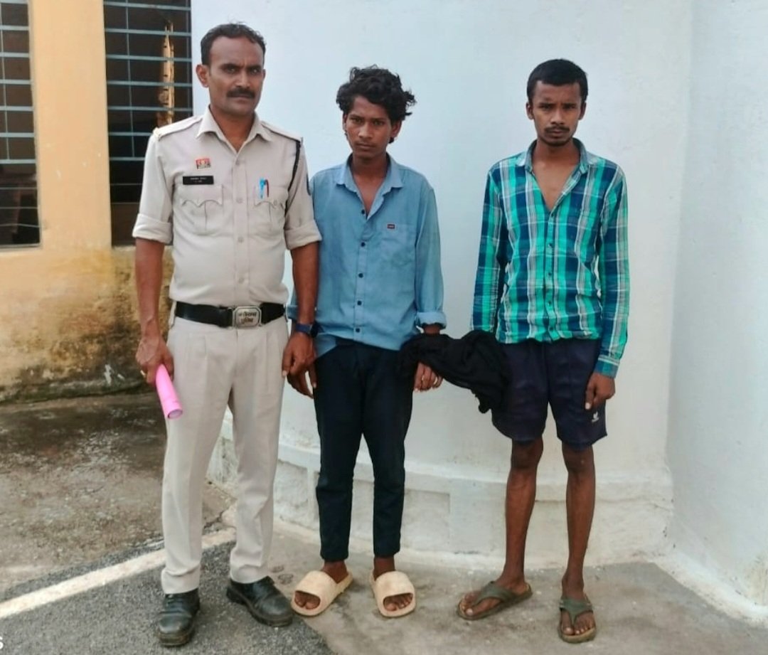 राशन दुकान में चोरी करने वाले दो आरोपीयो के साथ एक विधि से संघर्षरत बालक को किया गिरफ्तार .. Kshiti Technologies