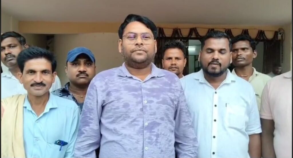 जैजैपुर ब्लॉक के खजुरानी समिति में यूरिया खाद की किल्लत से किसान परेशान .. Kshiti Technologies जैजैपुर ब्लॉक के खजुरानी समिति में यूरिया खाद की किल्लत से किसान परेशान .. Kshiti Technologies