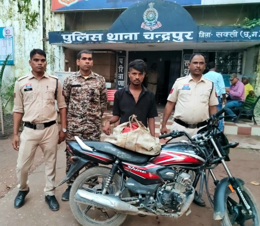 चन्द्रपुर पुलिस की बड़ी कार्यवाही : कच्ची महुआ व देशी शराब के साथ आरोपी गिरफ्तार, मोटर सायकल जप्त .. Kshiti Technologies