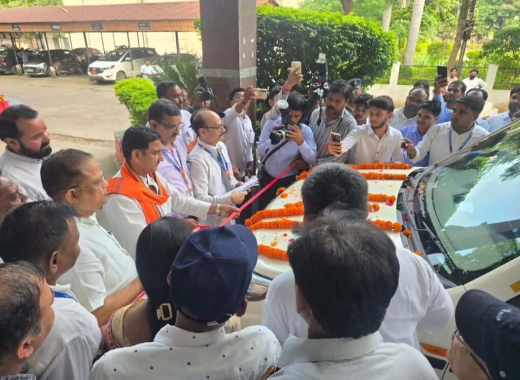 शहर विधायक अमर अग्रवाल के विधायक निधि से सिम्स को मिला मल्टी यूटिलिटी वाहन .. Kshiti Technologies शहर विधायक अमर अग्रवाल के विधायक निधि से सिम्स को मिला मल्टी यूटिलिटी वाहन .. Kshiti Technologies