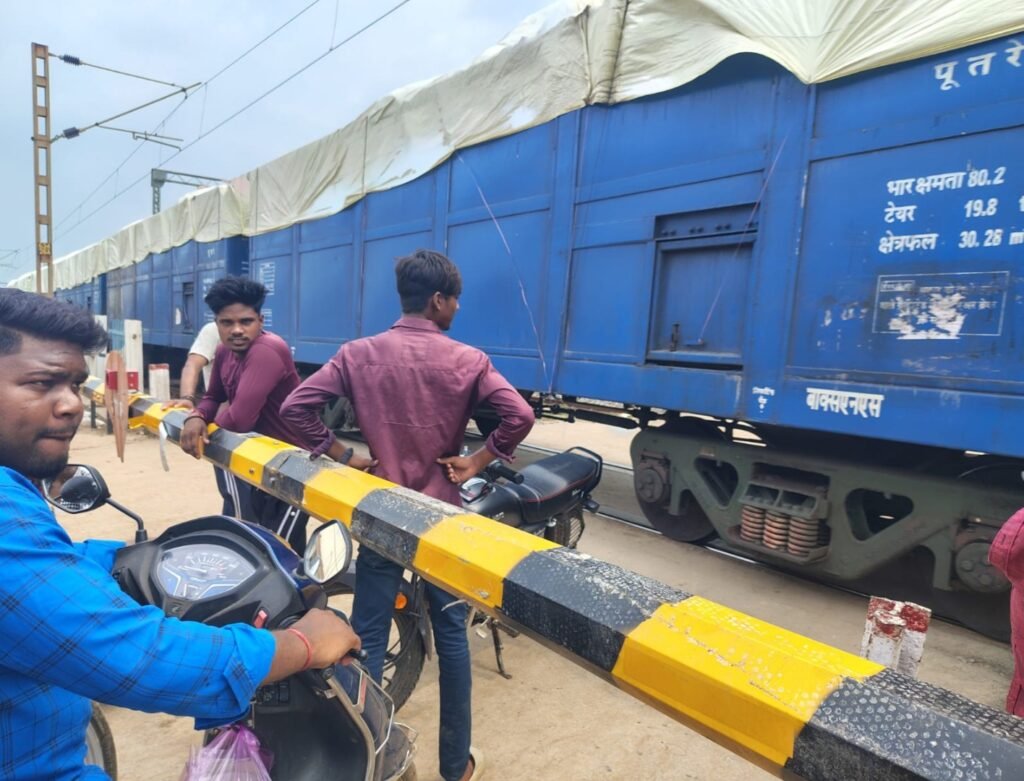 सक्ती रेलवे फाटक पर जानलेवा लापरवाही, प्रशासन की नींद अभी तक नहीं टूटी! Kshiti Technologies सक्ती रेलवे फाटक पर जानलेवा लापरवाही, प्रशासन की नींद अभी तक नहीं टूटी! Kshiti Technologies