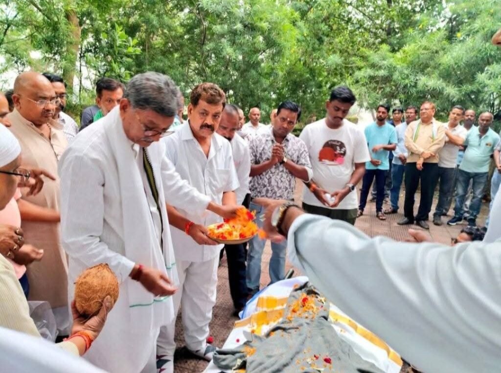 नेता प्रतिपक्ष डॉ. महंत के जीजाजी एवं वेद प्रकाश महंत के पिता जी सेवानिवृत्त शिक्षक स्व. बुधराम महंत का निधन, चाम्पा में हुआ अंतिम संस्कार .. Kshiti Technologies नेता प्रतिपक्ष डॉ. महंत के जीजाजी एवं वेद प्रकाश महंत के पिता जी सेवानिवृत्त शिक्षक स्व. बुधराम महंत का निधन, चाम्पा में हुआ अंतिम संस्कार .. Kshiti Technologies
