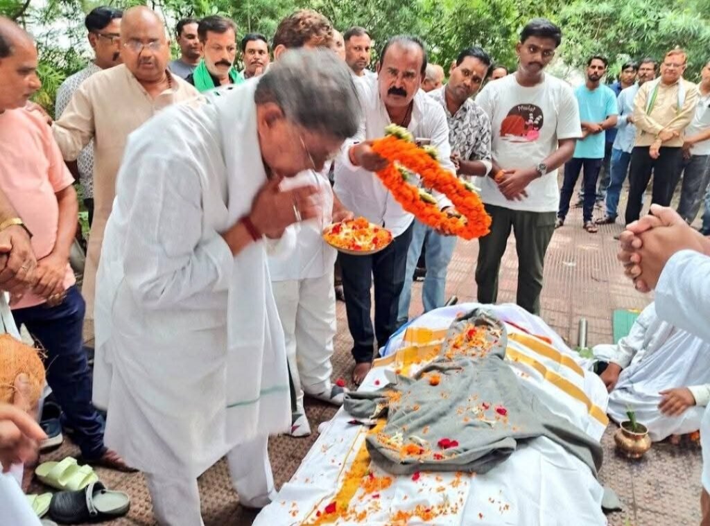 नेता प्रतिपक्ष डॉ. महंत के जीजाजी एवं वेद प्रकाश महंत के पिता जी सेवानिवृत्त शिक्षक स्व. बुधराम महंत का निधन, चाम्पा में हुआ अंतिम संस्कार .. Kshiti Technologies नेता प्रतिपक्ष डॉ. महंत के जीजाजी एवं वेद प्रकाश महंत के पिता जी सेवानिवृत्त शिक्षक स्व. बुधराम महंत का निधन, चाम्पा में हुआ अंतिम संस्कार .. Kshiti Technologies