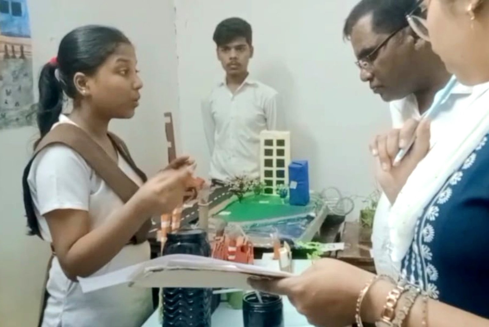 जल प्रदूषण विषय पर विज्ञान मेला में अंशिका ऐरन ने लहराया परचम .. Kshiti Technologies जल प्रदूषण विषय पर विज्ञान मेला में अंशिका ऐरन ने लहराया परचम .. Kshiti Technologies