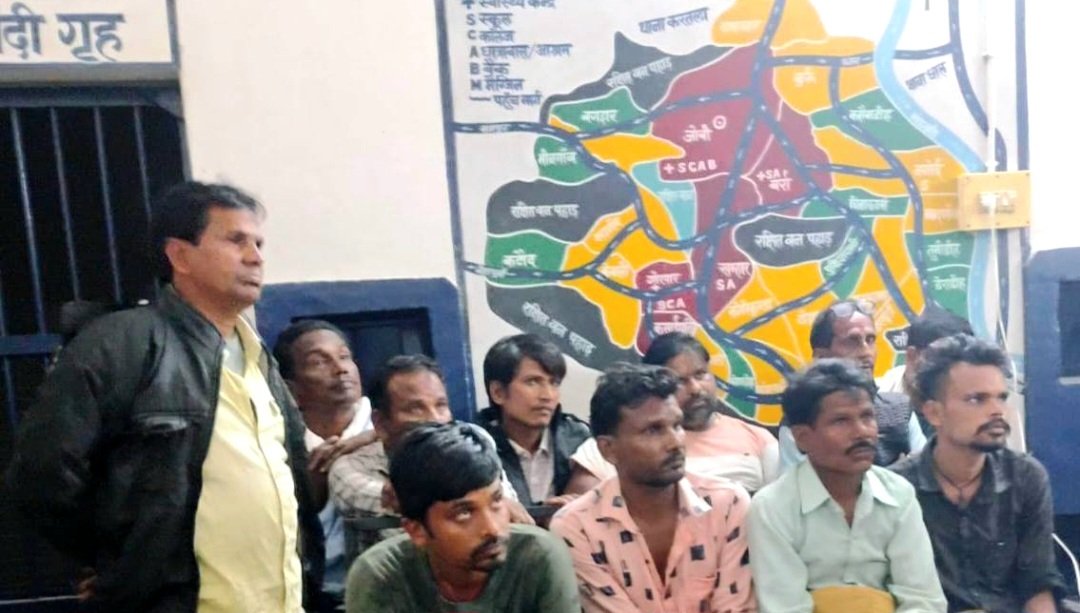 खम्हार इंदिरा आवास मोहल्ले में जुआ खेलते 14 आरोपी गिरफ्तार — नगद 20 हजार रुपये और ताश की गड्डी जब्त .. Kshiti Technologies