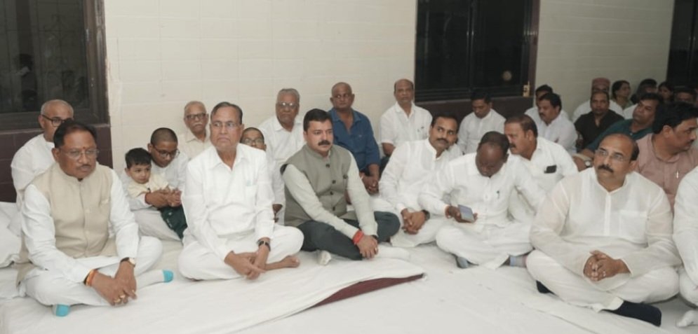 मुख्यमंत्री विष्णु देव साय ने पूर्व विधानसभा उपाध्यक्ष स्वर्गीय बनवारी लाल अग्रवाल को दी श्रद्धांजलि .. Kshiti Technologies मुख्यमंत्री विष्णु देव साय ने पूर्व विधानसभा उपाध्यक्ष स्वर्गीय बनवारी लाल अग्रवाल को दी श्रद्धांजलि .. Kshiti Technologies