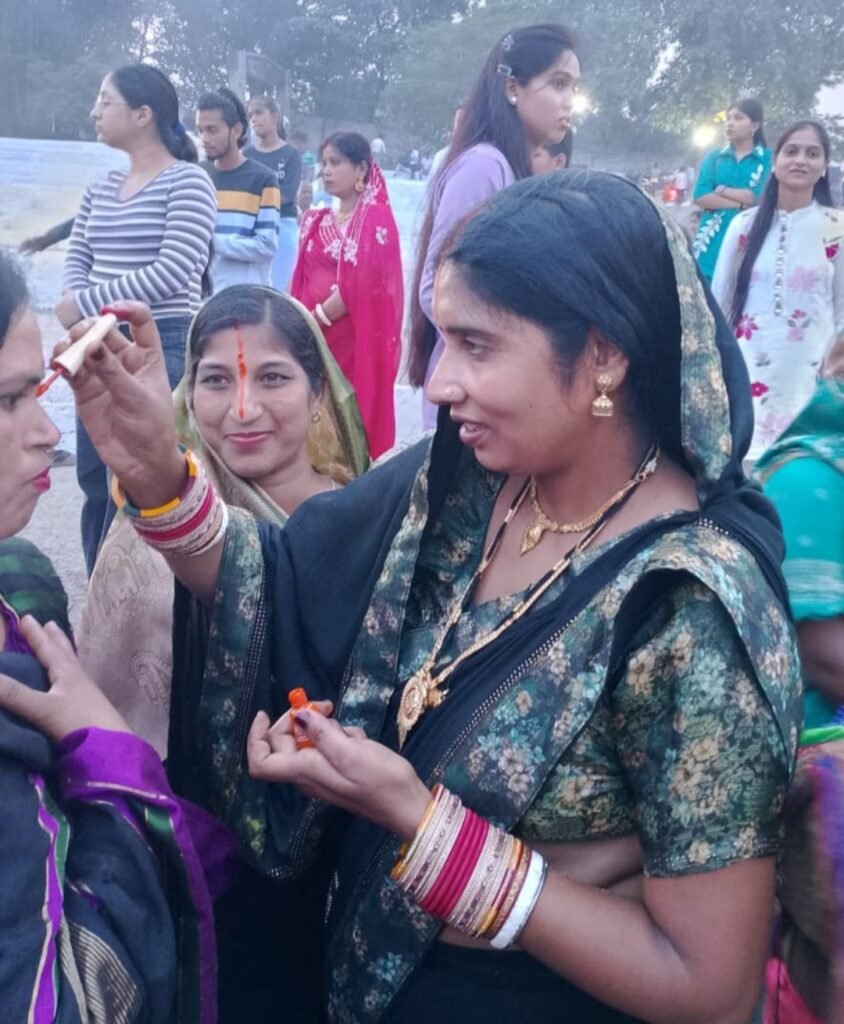 ढलते सूर्य को अर्घ्य देकर माताओं-बहनों ने की छठी मैया की पूजा, छठ घाट पर उमड़ी आस्था की भीड़ .. Kshiti Technologies ढलते सूर्य को अर्घ्य देकर माताओं-बहनों ने की छठी मैया की पूजा, छठ घाट पर उमड़ी आस्था की भीड़ .. Kshiti Technologies