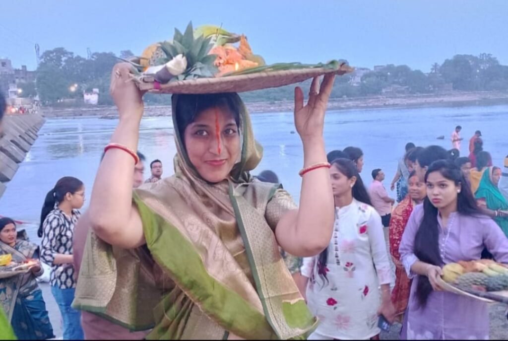 ढलते सूर्य को अर्घ्य देकर माताओं-बहनों ने की छठी मैया की पूजा, छठ घाट पर उमड़ी आस्था की भीड़ .. Kshiti Technologies ढलते सूर्य को अर्घ्य देकर माताओं-बहनों ने की छठी मैया की पूजा, छठ घाट पर उमड़ी आस्था की भीड़ .. Kshiti Technologies