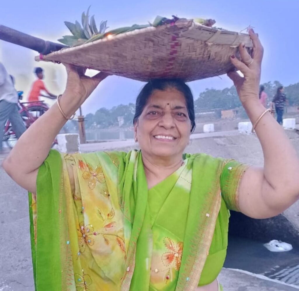 ढलते सूर्य को अर्घ्य देकर माताओं-बहनों ने की छठी मैया की पूजा, छठ घाट पर उमड़ी आस्था की भीड़ .. Kshiti Technologies ढलते सूर्य को अर्घ्य देकर माताओं-बहनों ने की छठी मैया की पूजा, छठ घाट पर उमड़ी आस्था की भीड़ .. Kshiti Technologies