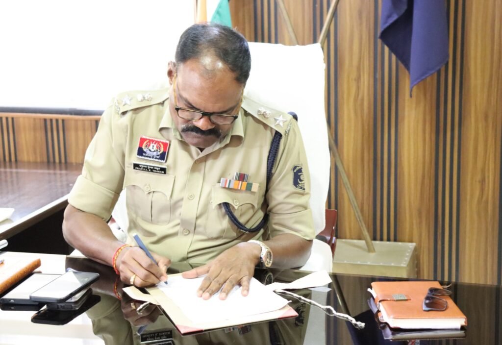 सक्ती जिले के तीसरे पुलिस अधीक्षक बने प्रफुल्ल ठाकुर, पदभार ग्रहण के बाद अपराध, जुआ-सट्टा और अवैध शराब पर जीरो टॉलरेंस की नीति अपनाने के दिए निर्देश .. Kshiti Technologies सक्ती जिले के तीसरे पुलिस अधीक्षक बने प्रफुल्ल ठाकुर, पदभार ग्रहण के बाद अपराध, जुआ-सट्टा और अवैध शराब पर जीरो टॉलरेंस की नीति अपनाने के दिए निर्देश .. Kshiti Technologies