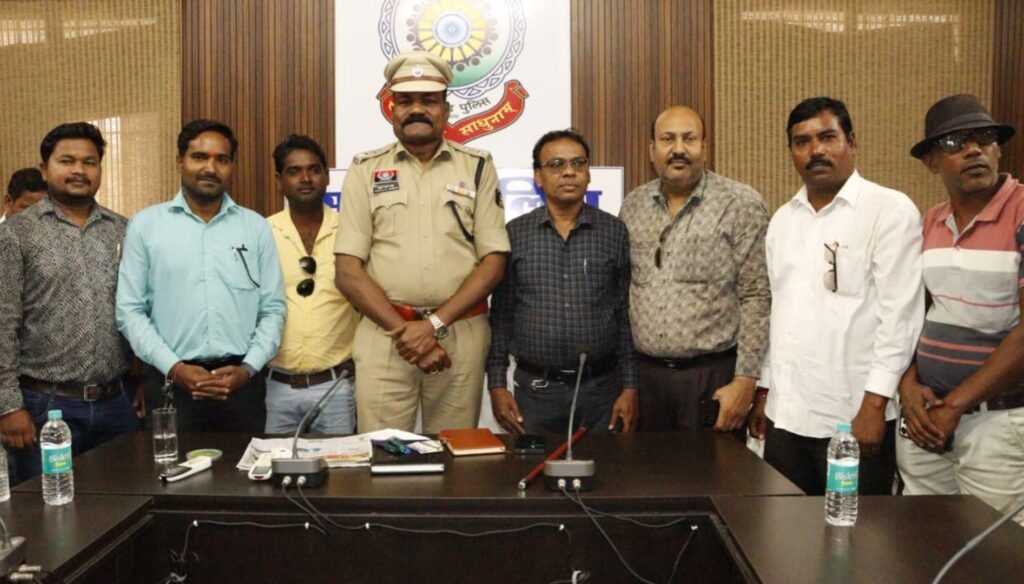 सक्ती जिले के तीसरे पुलिस अधीक्षक बने प्रफुल्ल ठाकुर, पदभार ग्रहण के बाद अपराध, जुआ-सट्टा और अवैध शराब पर जीरो टॉलरेंस की नीति अपनाने के दिए निर्देश .. Kshiti Technologies सक्ती जिले के तीसरे पुलिस अधीक्षक बने प्रफुल्ल ठाकुर, पदभार ग्रहण के बाद अपराध, जुआ-सट्टा और अवैध शराब पर जीरो टॉलरेंस की नीति अपनाने के दिए निर्देश .. Kshiti Technologies