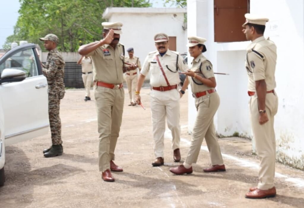 सक्ती जिले के तीसरे पुलिस अधीक्षक बने प्रफुल्ल ठाकुर, पदभार ग्रहण के बाद अपराध, जुआ-सट्टा और अवैध शराब पर जीरो टॉलरेंस की नीति अपनाने के दिए निर्देश .. Kshiti Technologies सक्ती जिले के तीसरे पुलिस अधीक्षक बने प्रफुल्ल ठाकुर, पदभार ग्रहण के बाद अपराध, जुआ-सट्टा और अवैध शराब पर जीरो टॉलरेंस की नीति अपनाने के दिए निर्देश .. Kshiti Technologies
