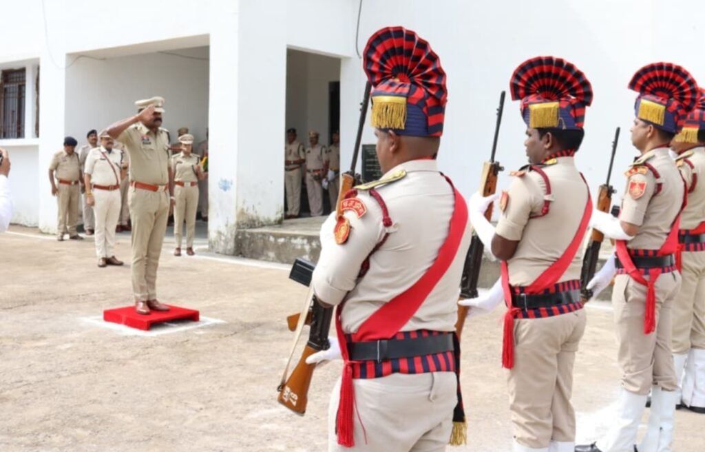 सक्ती जिले के तीसरे पुलिस अधीक्षक बने प्रफुल्ल ठाकुर, पदभार ग्रहण के बाद अपराध, जुआ-सट्टा और अवैध शराब पर जीरो टॉलरेंस की नीति अपनाने के दिए निर्देश .. Kshiti Technologies सक्ती जिले के तीसरे पुलिस अधीक्षक बने प्रफुल्ल ठाकुर, पदभार ग्रहण के बाद अपराध, जुआ-सट्टा और अवैध शराब पर जीरो टॉलरेंस की नीति अपनाने के दिए निर्देश .. Kshiti Technologies