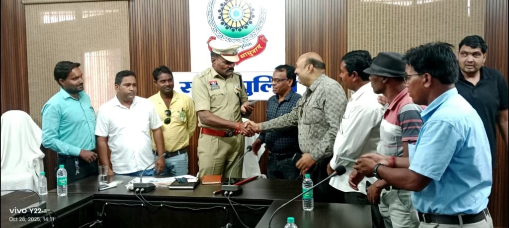 सक्ती जिले के तीसरे पुलिस अधीक्षक बने प्रफुल्ल ठाकुर, पदभार ग्रहण के बाद अपराध, जुआ-सट्टा और अवैध शराब पर जीरो टॉलरेंस की नीति अपनाने के दिए निर्देश .. Kshiti Technologies सक्ती जिले के तीसरे पुलिस अधीक्षक बने प्रफुल्ल ठाकुर, पदभार ग्रहण के बाद अपराध, जुआ-सट्टा और अवैध शराब पर जीरो टॉलरेंस की नीति अपनाने के दिए निर्देश .. Kshiti Technologies