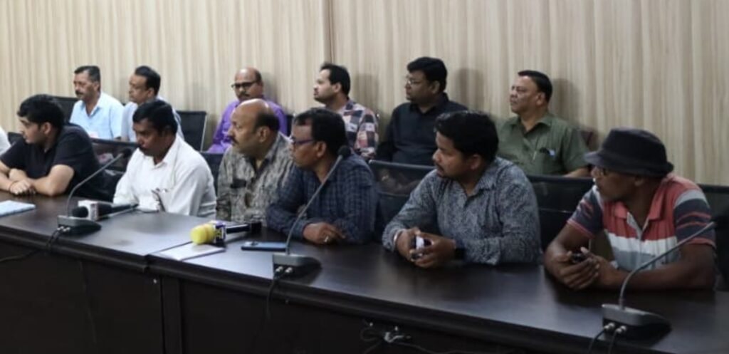 सक्ती जिले के तीसरे पुलिस अधीक्षक बने प्रफुल्ल ठाकुर, पदभार ग्रहण के बाद अपराध, जुआ-सट्टा और अवैध शराब पर जीरो टॉलरेंस की नीति अपनाने के दिए निर्देश .. Kshiti Technologies सक्ती जिले के तीसरे पुलिस अधीक्षक बने प्रफुल्ल ठाकुर, पदभार ग्रहण के बाद अपराध, जुआ-सट्टा और अवैध शराब पर जीरो टॉलरेंस की नीति अपनाने के दिए निर्देश .. Kshiti Technologies