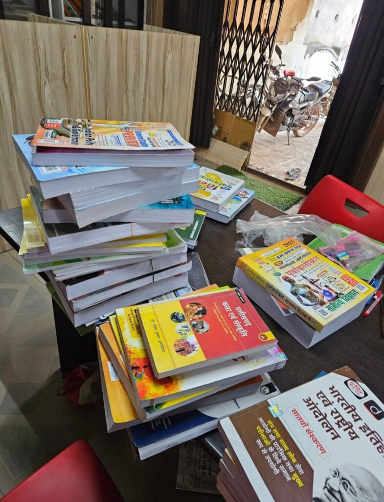 कलेक्टर और सीईओ ने प्रतियोगी परीक्षाओं की तैयारी कर रहे विद्यार्थियों को उपलब्ध कराई किताबें .. Kshiti Technologies