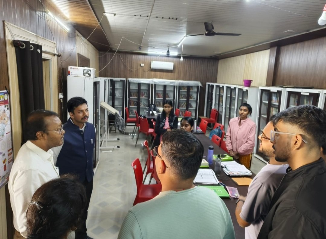 कलेक्टर और सीईओ ने प्रतियोगी परीक्षाओं की तैयारी कर रहे विद्यार्थियों को उपलब्ध कराई किताबें .. Kshiti Technologies