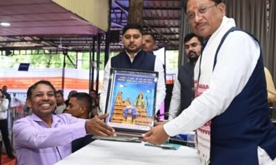 जनदर्शन में अद्भुत दृश्य—भिलाई के अंकुश देवांगन ने मुख्यमंत्री को भेंट की संगमरमर पर बनी प्रधानमंत्री नरेंद्र मोदी की सूक्ष्म प्रतिमा .. Kshiti Technologies