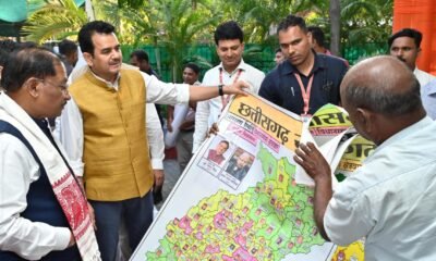 पेंटर शिवकुमार निराला ने मुख्यमंत्री विष्णु देव साय को भेंट किया विशिष्ट ‘राजनीतिक मानचित्र’ .. Kshiti Technologies