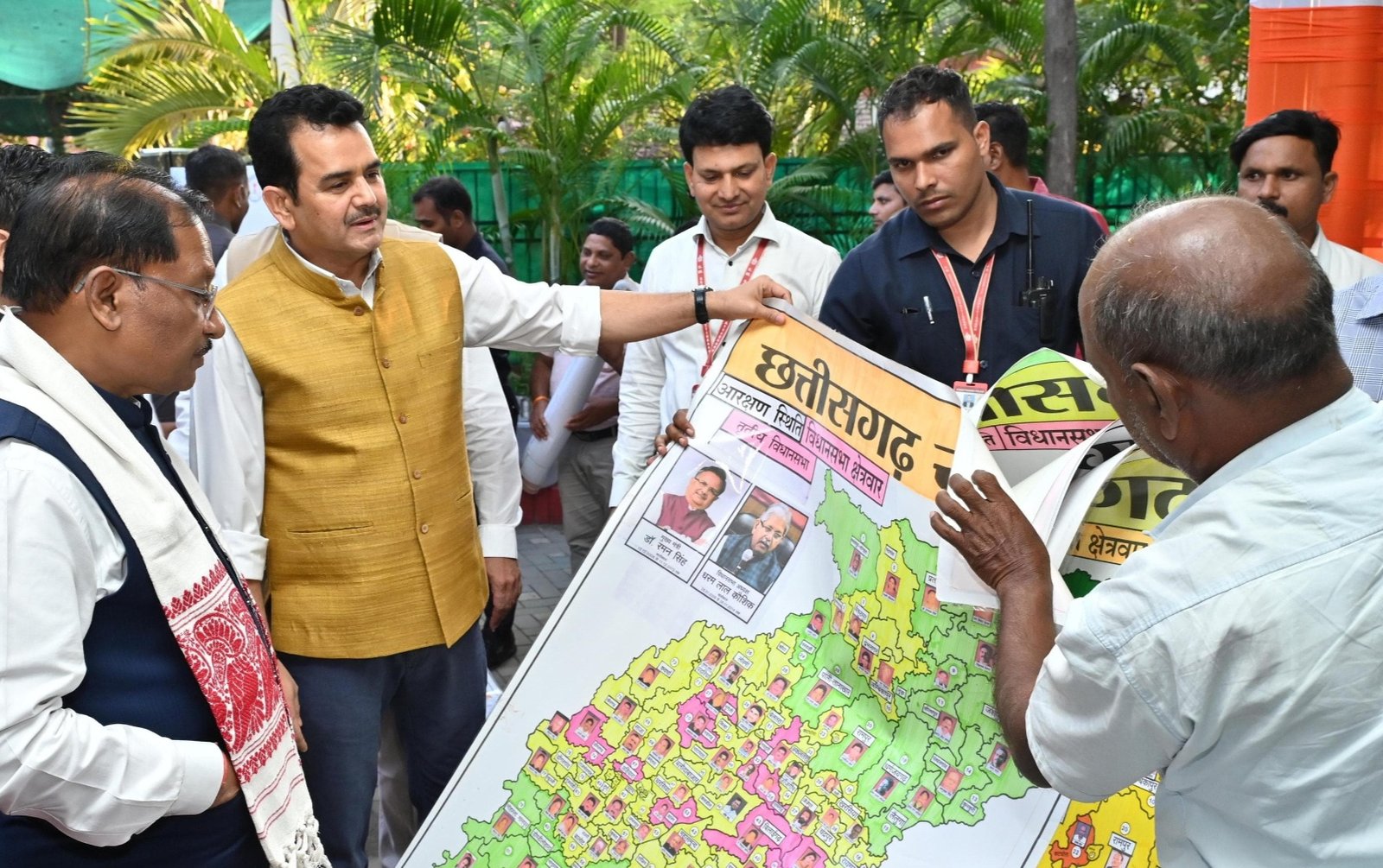 पेंटर शिवकुमार निराला ने मुख्यमंत्री विष्णु देव साय को भेंट किया विशिष्ट ‘राजनीतिक मानचित्र’ .. Kshiti Technologies