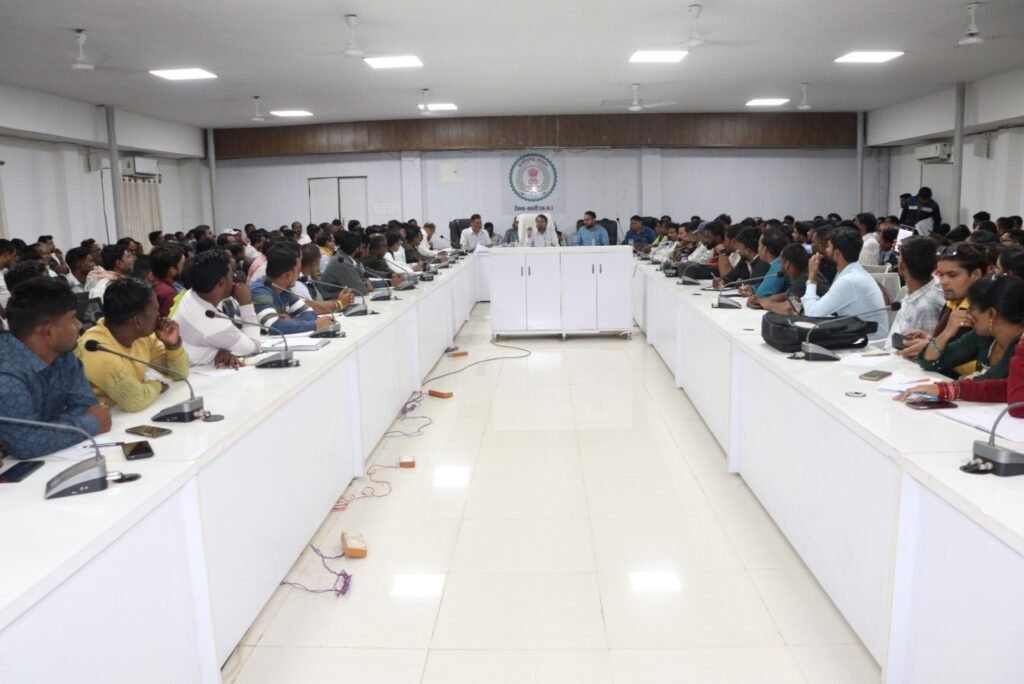 कलेक्टर की उपस्थिति में समर्थन मूल्य पर धान उपार्जन के संबंध में सभी प्राधिकृत अधिकारी, नवीन खरीदी प्रभारी एवं डाटा एंट्री ऑपरेटरों को पुनः दिया गया प्रशिक्षण .. Kshiti Technologies कलेक्टर की उपस्थिति में समर्थन मूल्य पर धान उपार्जन के संबंध में सभी प्राधिकृत अधिकारी, नवीन खरीदी प्रभारी एवं डाटा एंट्री ऑपरेटरों को पुनः दिया गया प्रशिक्षण .. Kshiti Technologies