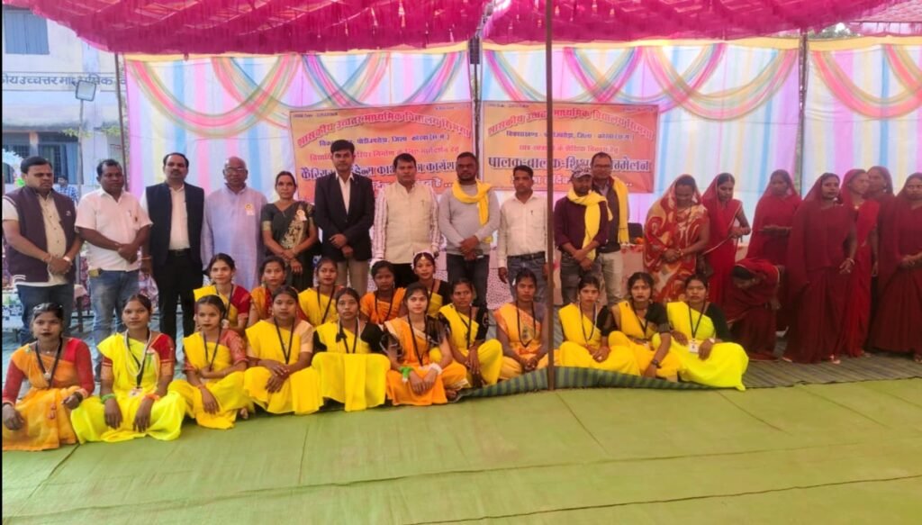 कोरबा जिले के अंतिम छोर के दूरस्थ वनाँचल ग्राम स्थित शासकीय हायर सेकेण्डरी स्कूल सिमगा में "पालक-बालक-शिक्षक सम्मेलन" में शिक्षा की अलख जगाने जुटे सैंकड़ों ग्रामीण .. Kshiti Technologies कोरबा जिले के अंतिम छोर के दूरस्थ वनाँचल ग्राम स्थित शासकीय हायर सेकेण्डरी स्कूल सिमगा में "पालक-बालक-शिक्षक सम्मेलन" में शिक्षा की अलख जगाने जुटे सैंकड़ों ग्रामीण .. Kshiti Technologies