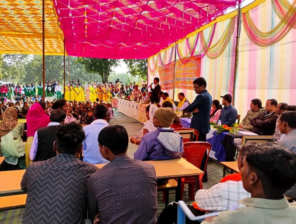 कोरबा जिले के अंतिम छोर के दूरस्थ वनाँचल ग्राम स्थित शासकीय हायर सेकेण्डरी स्कूल सिमगा में "पालक-बालक-शिक्षक सम्मेलन" में शिक्षा की अलख जगाने जुटे सैंकड़ों ग्रामीण .. Kshiti Technologies कोरबा जिले के अंतिम छोर के दूरस्थ वनाँचल ग्राम स्थित शासकीय हायर सेकेण्डरी स्कूल सिमगा में "पालक-बालक-शिक्षक सम्मेलन" में शिक्षा की अलख जगाने जुटे सैंकड़ों ग्रामीण .. Kshiti Technologies