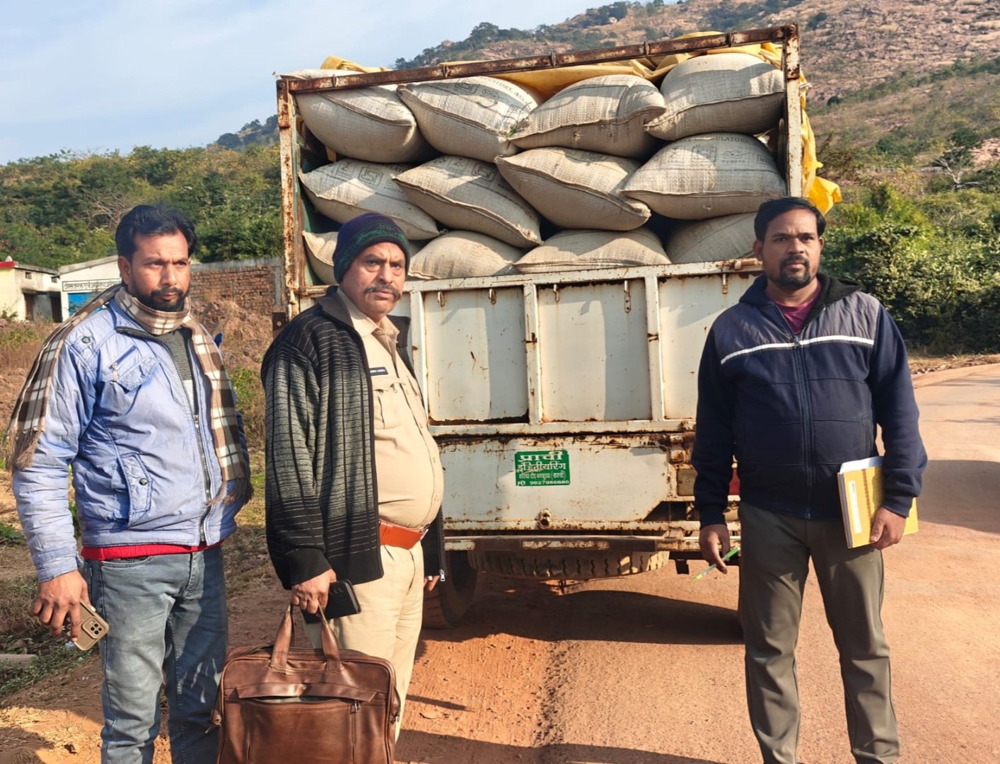 सक्ती-खरसिया बॉर्डर पर प्रशासन की कड़ी कार्रवाई — पलगढा घाट चेक पोस्ट में 28 क्विंटल अवैध धान जप्त .. Kshiti Technologies