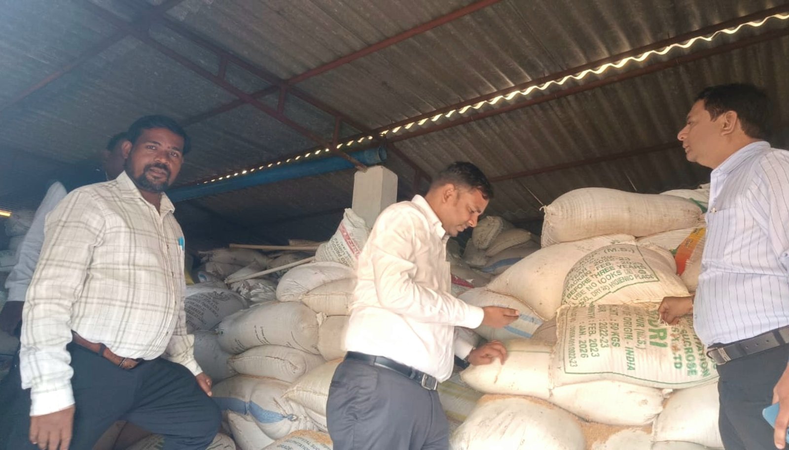 कलेक्टर के निर्देश पर बड़ी कार्रवाई—ग्राम कुर्रू में घर से मिला 1200 क्विंटल अवैध धान .. Kshiti Technologies कलेक्टर के निर्देश पर बड़ी कार्रवाई—ग्राम कुर्रू में घर से मिला 1200 क्विंटल अवैध धान .. Kshiti Technologies