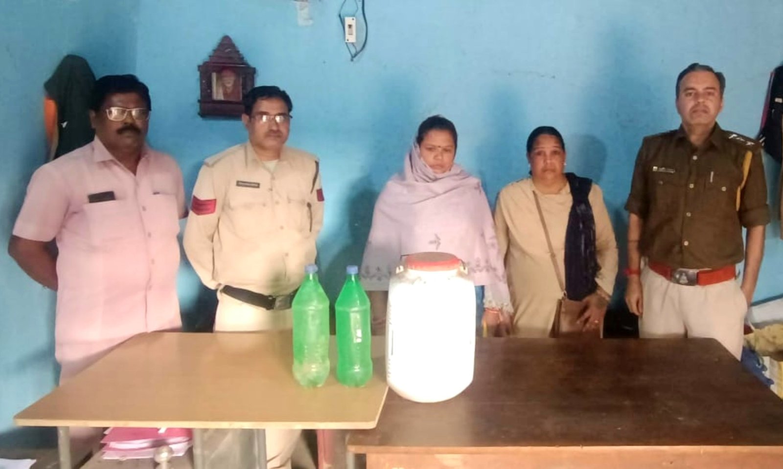 सक्ती के ग्राम देवरमाल में आबकारी विभाग की बड़ी कार्रवाई, 24 लीटर अवैध महुआ शराब के साथ महिला पंच गिरफ्तार .. Kshiti Technologies सक्ती के ग्राम देवरमाल में आबकारी विभाग की बड़ी कार्रवाई, 24 लीटर अवैध महुआ शराब के साथ महिला पंच गिरफ्तार .. Kshiti Technologies